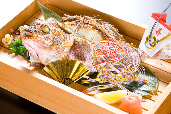 お食い初め用の装飾された真鯛